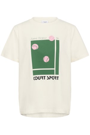 T-shirt en coton couleur crème avec un graphique affichant des éléments de tennis verts et roses, le texte 'Saint Tropez '86' et 'COURT SPORT' en bas.