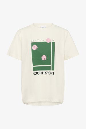 T-shirt en coton couleur crème avec un graphique affichant des éléments de tennis verts et roses, le texte 'Saint Tropez '86' et 'COURT SPORT' en bas.