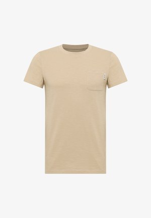 Beiges T-Shirt mit kurzen Ärmeln und Rundhalsausschnitt, mit einer kleinen Brusttasche und einem weißen Etikett am Taschenrand.