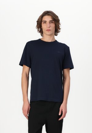 Marineblaue kurzärmlige T-Shirt aus weichem Stoff, mit rundem Ausschnitt und einem subtilen Logo-Detail auf der linken Brust.