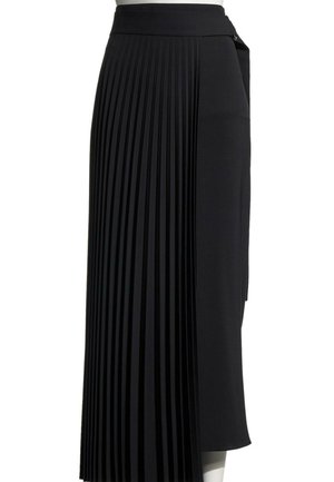 Jupe midi noire avec une large ceinture, présentant un design à moitié plissé d’un côté et un tissu lisse de l’autre.