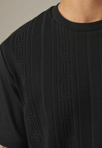 Next VERTICAL STRIPE-REGULAR FIT - T-shirts print - dark black