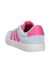 Zapatilla de ante azul claro con acentos de cuero rosa y tres rayas rosas a un lado. Cuenta con una suela de goma blanca y una pestaña en el talón.