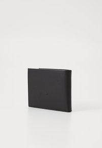 Zwarte leren portemonnee met een gladde textuur en een minimalistisch ontwerp. Heeft een gevouwen vorm en zichtbare stiksels langs de randen.