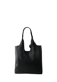 Zwarte leren tote bag met een gestructureerde afwerking, open bovenkant en dubbele schouderbanden. Kenmerkt zich door een unieke uitsnijding bovenaan.