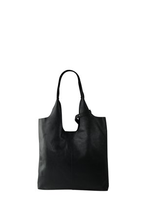 Zwarte leren tote bag met een gestructureerde afwerking, open bovenkant en dubbele schouderbanden. Kenmerkt zich door een unieke uitsnijding bovenaan.