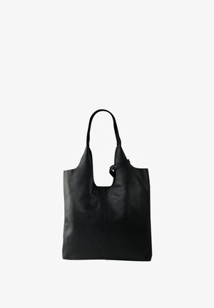 Zwarte leren tote bag met een gestructureerde afwerking, open bovenkant en dubbele schouderbanden. Kenmerkt zich door een unieke uitsnijding bovenaan.