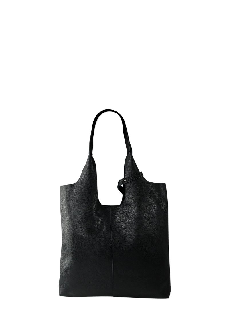 Zwarte leren tote bag met een gestructureerde afwerking, open bovenkant en dubbele schouderbanden. Kenmerkt zich door een unieke uitsnijding bovenaan.
