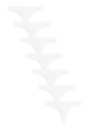 Siete tangas blancos de mujer dispuestos en línea diagonal sobre un fondo blanco sencillo.