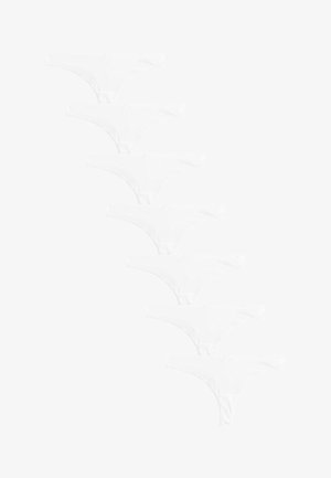 Sedem bielych dámskych nohavičiek tanga zoradených do diagonálnej línie na jednoduchom bielom pozadí.