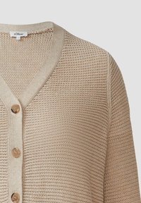 Beige gebreide cardigan met een V-hals, vier bruine knopen en een textuurpatroon. Lichtgewicht, geschikt om in casual omgevingen te dragen.