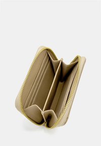 Beige leren portefeuille met gouden rits, heeft één hoofdcompartiment en twee kaartsleuven, textuur aan de buitenkant en een gladde binnenkant.