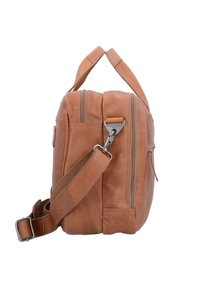 Bolsa de cuero marrón con dos compartimentos con cremallera, asas superiores y una correa ajustable. Superficie texturizada; cuenta con acentos de metal.