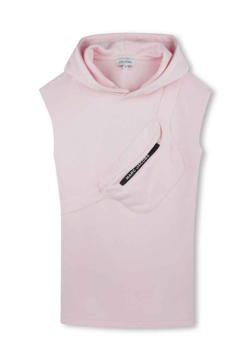 Felpa senza maniche rosa realizzata in tessuto morbido. Presenta una tasca frontale con un'etichetta nera. Texture liscia e design minimalista.