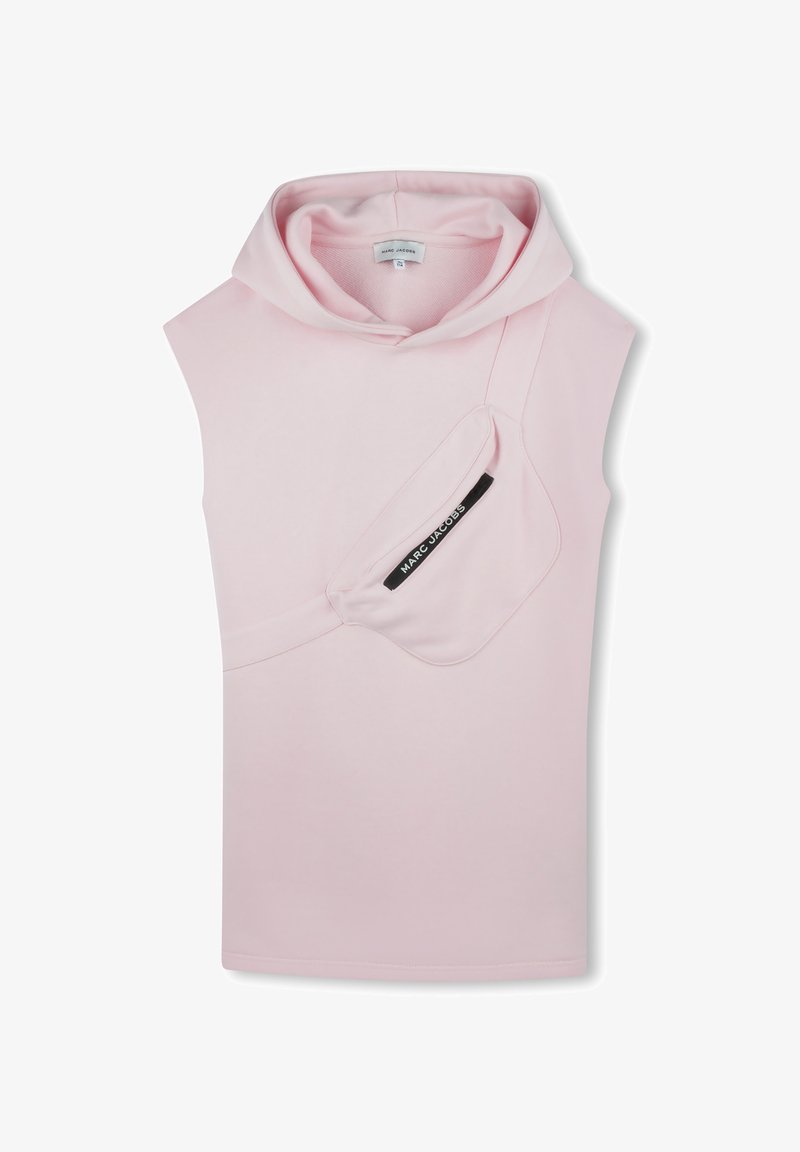 Felpa senza maniche rosa realizzata in tessuto morbido. Presenta una tasca frontale con un'etichetta nera. Texture liscia e design minimalista.