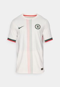 Maglia da calcio bianca con un pattern testurizzato, caratterizzata da strisce verdi e rosse, collo rotondo, maniche corte e logo del Chelsea FC sul petto.