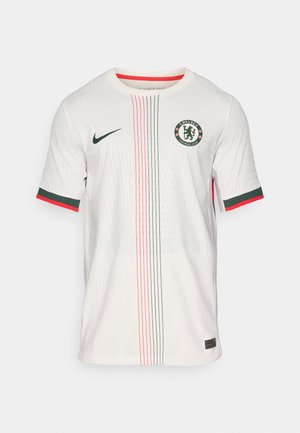 Camiseta de fútbol blanca con un patrón texturizado, presenta rayas verdes y rojas, cuello redondo, mangas cortas y el logo del Chelsea FC en el pecho.