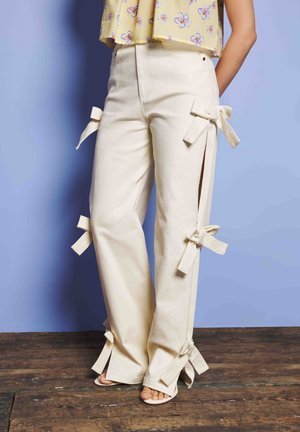 BAY BOW SIDE - Blugi drepți - cream
