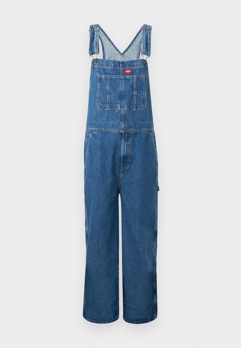 Salopette in denim blu con spalline regolabili, tasca frontale sul petto, due tasche laterali e pantaloni a gamba larga su sfondo bianco.
