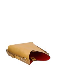 Borsa gialla in pelle sintetica con superficie testurizzata, dotata di un interno rosso e accessori in ottone. Il design è angolare con chiusura a patta.