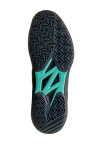 Svart sneaker sula med en herringbone mönster, turkosa accenter och en "Power Cushion"-etikett för stötabsorbering. Non-marking design.