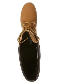 Botte en daim marron avec lacets jaunes, col rembourré et semelle en caoutchouc noire. L'intérieur présente une surface lisse et un détail de logo.