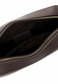 Pochette in pelle marrone con superficie strutturata, zip dorata e interno in tessuto scuro. Include una tasca piccola e fodera morbida.