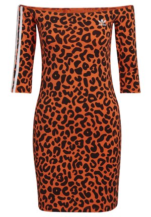 Rochie portocalie off-the-shoulder cu imprimeu leopard negru, maneci trei sferturi și dungi albe pe lateral. Fabricată dintr-un material neted și elastic.