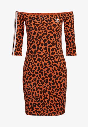 Rochie portocalie off-the-shoulder cu imprimeu leopard negru, maneci trei sferturi și dungi albe pe lateral. Fabricată dintr-un material neted și elastic.