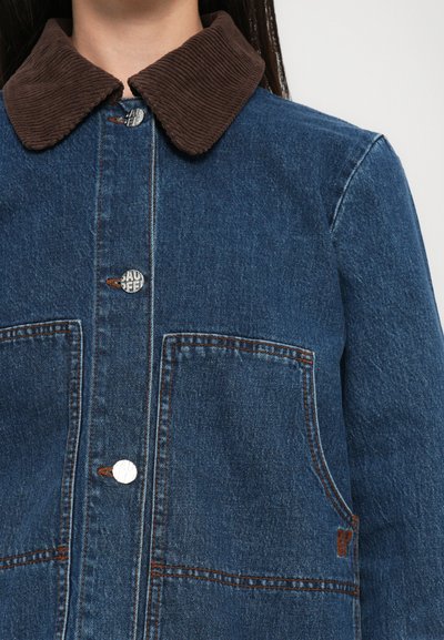 Jeans jakna s temno rjavim ovratnikom iz manšestra, sprednjo zapenjanje na gumbe, dva velika žepa in detajli s kontrastnim šivom.