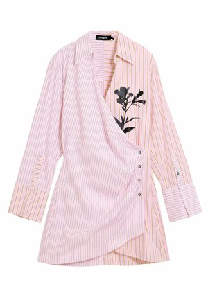 Blusa a rayas en rosa y blanco con líneas verticales y horizontales. Presenta un diseño cruzado, estampado floral y botones en el lateral.