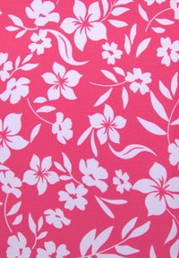 Tissu rose avec un motif floral blanc présentant diverses fleurs et feuilles, créant un design répétitif sur le matériau.