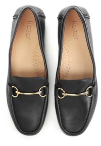 Mustad musta nahast loafers, millel on kuldse tooni metallaktsent ja perforeritud tallad, ümar varvas ja õmmeldud detailid.