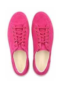 Sneaker in suede rosa con suole in gomma bianca, dotate di chiusura con lacci e fodera interna liscia. La vista dall'alto mostra un design simmetrico.
