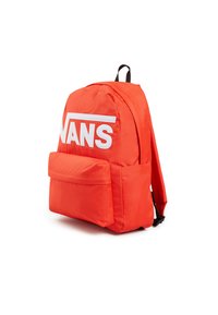 Zaino rosso con una superficie testurizzata, caratterizzato da un grande logo bianco "VANS" e una tasca frontale. Spallacci neri regolabili sul retro.