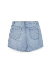 Shorts en denim clair avec une taille haute, un ourlet arrondi et deux poches arrière. Le matériau a une finition légèrement texturée.