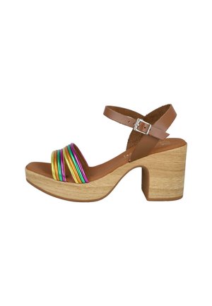 Sandal de cuero marrón con una banda metálica a rayas de colores y un tacón de madera robusto, con correa para el tobillo y cierre de hebilla.