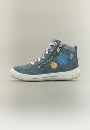 Sneaker alta blu con lacci arcobaleno, cerniera sul lato e fiori colorati ricamati sul tessuto esterno.