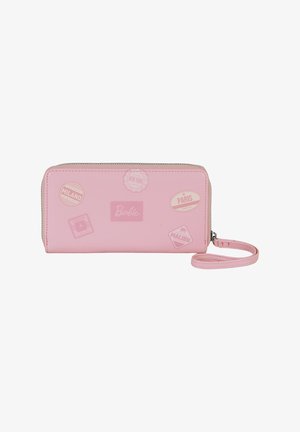 Cartera rosa con adhesivos de temática viajera, textura suave, cierre de cremallera y correa para la muñeca. Muestra el logo de "Barbie" y diversos sellos de ciudades.