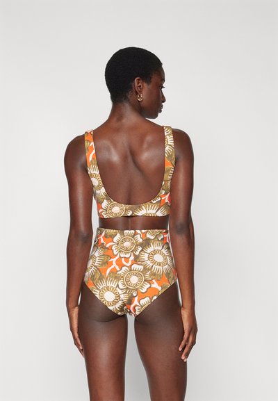 Conjunto de bikini floral multicolor que presenta un escote bajo en la parte superior y una parte inferior de talle alto con atrevidos patrones en tonos naranja, crema y marrón.