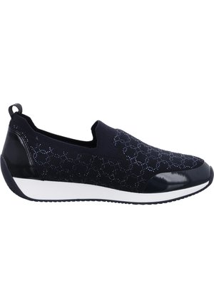 Sort slip-on sneaks med mønstret strikoverdel, skinnende tå- og hælkapsler, hvid mellemsål og sort rillesål.