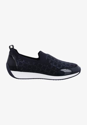 Czarne sneakersy typu slip-on z wzorzystą dzianinową cholewką, błyszczącymi nakładkami na palce i piętę, białą śródpodeszwą i czarną, bieżnikowaną podeszwą.