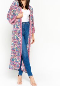 Kimono floral long en crème, rose et bleu, doté de manches larges, d'une ouverture sur le devant et de motifs détaillés complexes le long des bords.