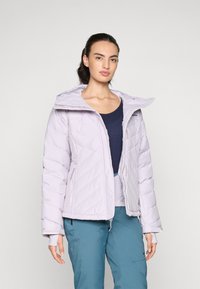 Lyse lilla pufferjakke med quiltet design, der har hætte og lynlåslukning foran. En glat tekstur supplerer den afslappede stil.