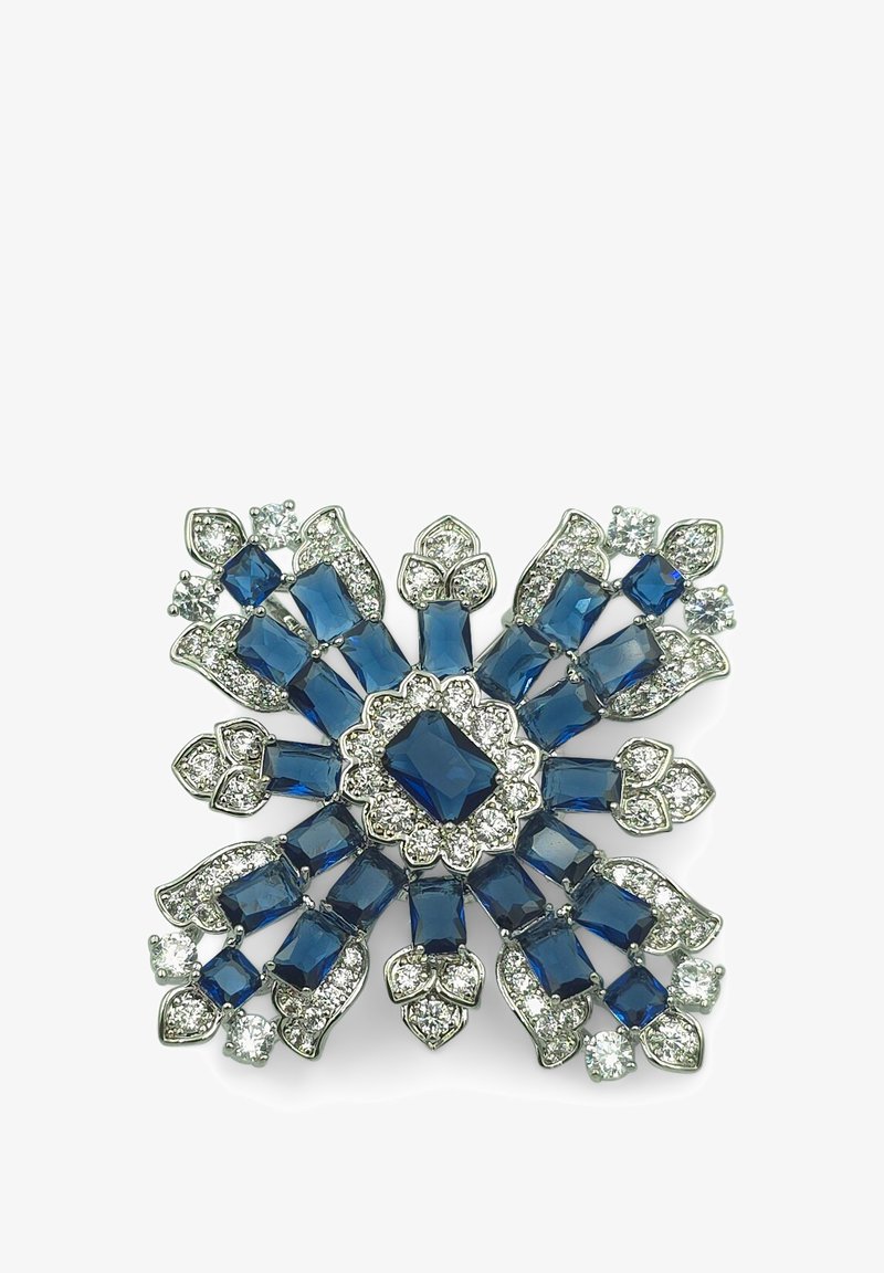 Broche en pierre précieuse bleu saphir avec un design floral complexe, accentuée de métal argenté et d'ornements en cristal clair.