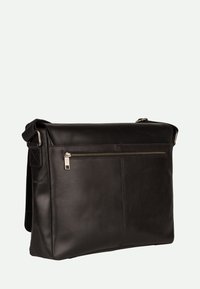Borsa a tracolla in pelle nera con una texture liscia, dotata di una tasca frontale con zip e di una tracolla regolabile. Design minimalista.