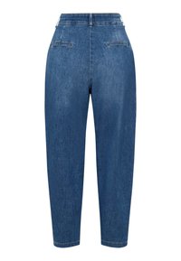 Pantaloni di jeans blu a vita alta con gambe affusolate e due tasche posteriori a filetto, mostrati da dietro su sfondo bianco.