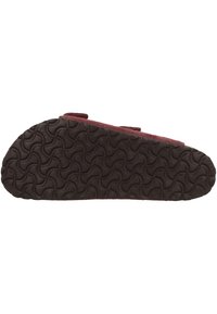 Calzature con tomaia in camoscio bordeaux e suola in gomma scura testurizzata con un motivo ondulato. Cinghie in Velcro per una vestibilità sicura.