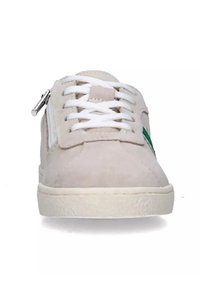 Sneaker in suede grigio chiaro con lacci bianchi, un accento verde e una zip di lato. Dotato di una suola in gomma testurizzata per migliorare la presa.