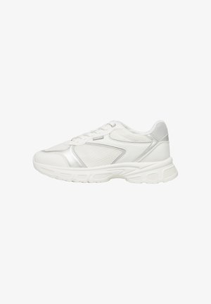 Witte atletische sneaker met mesh en synthetische panelen, vetersluiting en gestructureerde rubberen zool, gezien vanaf de buitenkant.